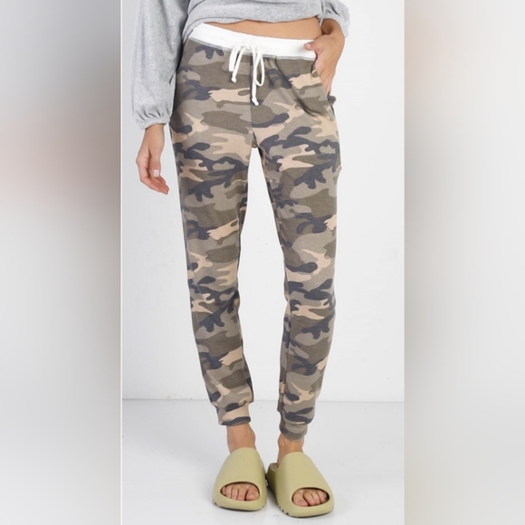 1 Left! Comfy Casual Jogger in a Super Cute Camo Print w/Cream Waistband - Picture 3 of 3